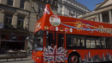 LIVERPOOL, MERSEYSIDE/ENGLAND - AUGUST 25, 2019: Liverpool Town Hall and sightseeing bus, Merseyside, England