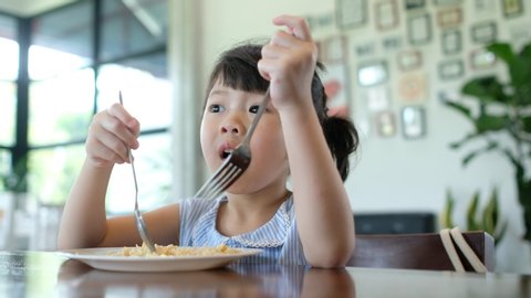 kid eating food,  hungry kid
 Stockvideo