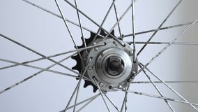 Close-up video of the assembly of the rear hub of the bicycle wheel. Tighten the nuts on the axle.