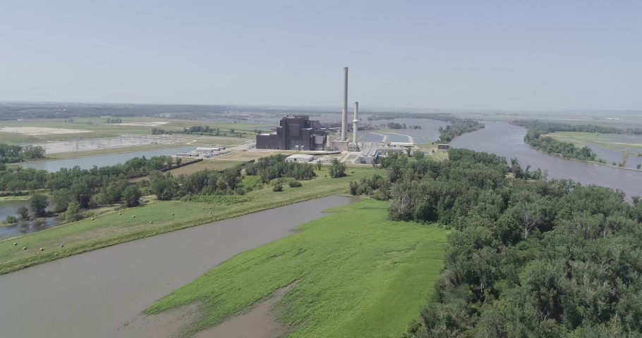 River fly-in of coal-burning power plant