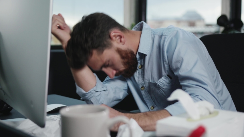 Стресс, недосып , офис. Сильная усталость. Tired. Синдром эмоционального выгорания фон. Видео tired.