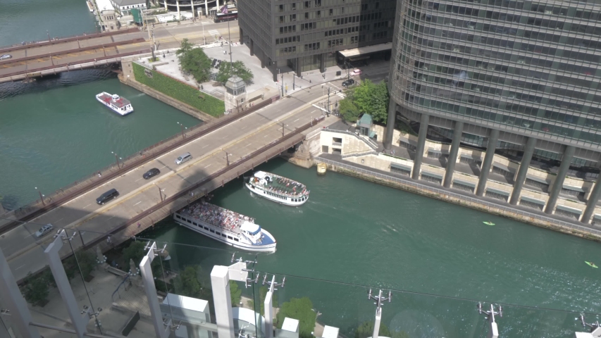 Cruise boats on the Chicago River from rooftop bar, Chicago, Illinois, United States of America, North America