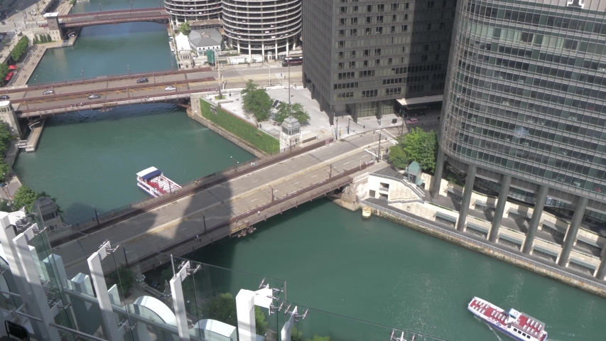 Cruise boats on the Chicago River from rooftop bar, Chicago, Illinois, United States of America, North America