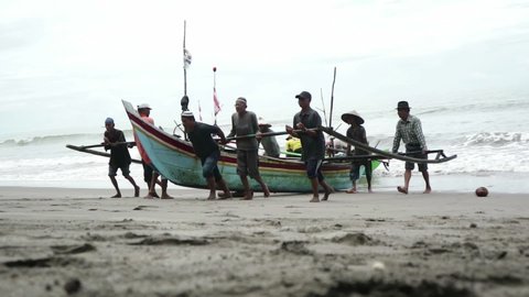 PARIAMAN, INDONESIA - SEPTEMBER, 26 2017: Fishing cooperation to pull over the boat