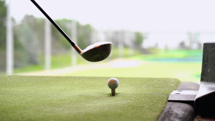 Hakuun close-up golf ball on tee club liittyvää arkistovideomateriaalia (tä...