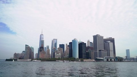 Boat trip around new York city, USA. Hudson Bay, the Brooklyn bridge and the towers of Lower Manhattan.