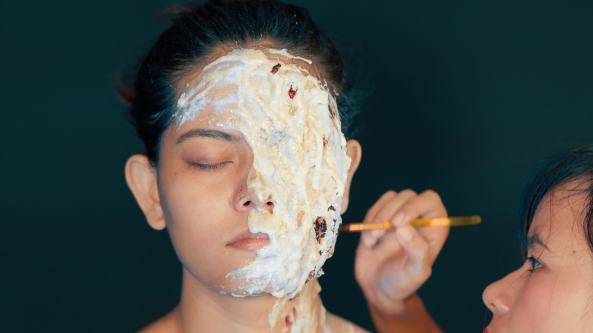 mini getuige Tijd Prosthetics Artist Applying Liquid Latex Arkivvideomateriale (100 %  royaltyfritt) 1040275463 | Shutterstock