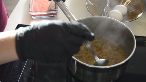 stir the jam in a saucepan