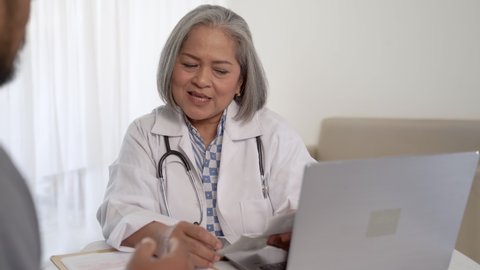 doctors and patients talk and look at each other during the examination Video Stok