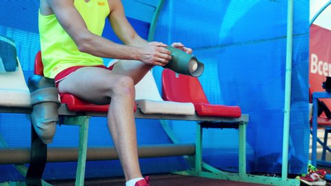 Leg prosthesis is getting assembled by a male athlete : vidéo de stock