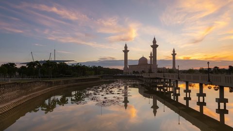 Beautiful sunrise view Time Lapse at Tengku Ampuan Jemaah Mosque by a pond in Selangor, Malaysia at dawn. Full HD.