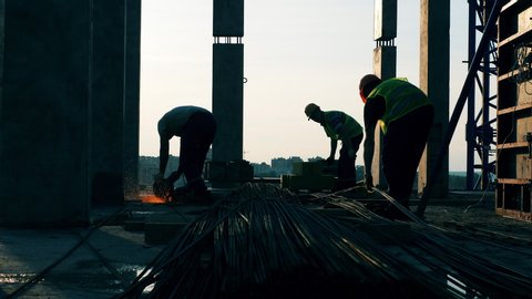 Workers are sorting wirelines at the construction site