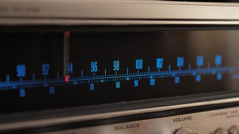searching radio frequency station in vintage old radio 4k