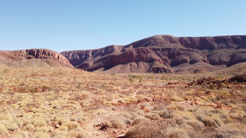 Circular walk in West MacDonnell Ranges National Park and has views of Mount Sonder and Gosses Bluff crater. Northern Territory, Australian Outback, the halfway point in Larapinta Trail