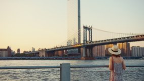 Young tourist at the Manhattan bridge in summer