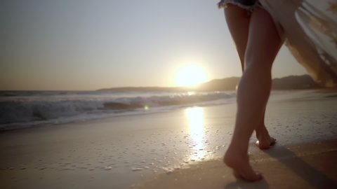 photo Mujer Caminando En La Playa Atardecer shutterstock