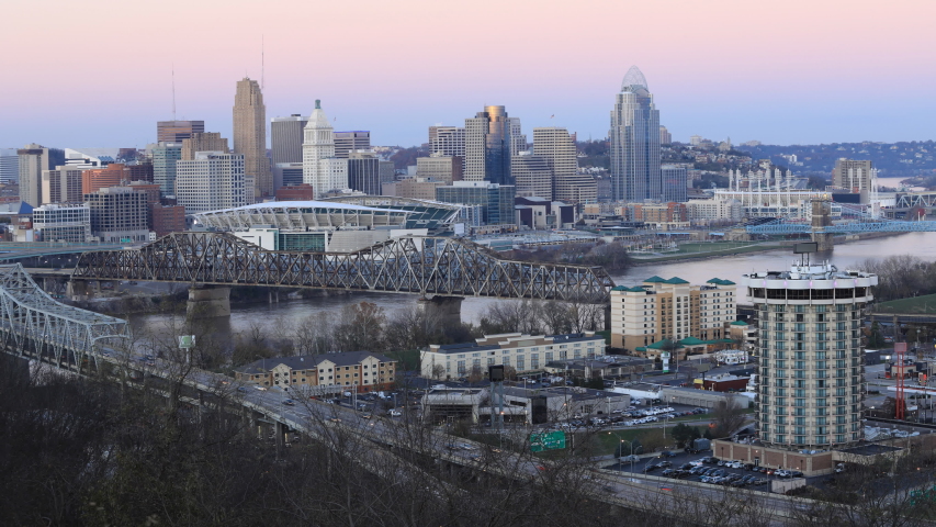 Day to night time lapse of Cincinnati, Ohio, United States 4K
