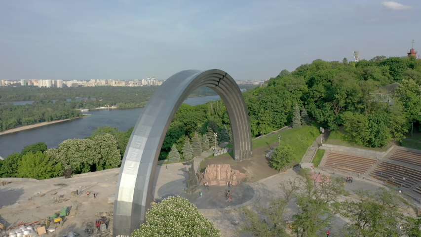 The span of the Arches of Friendship of Nations towards the Pedestrian Bridge and the Dnipro River