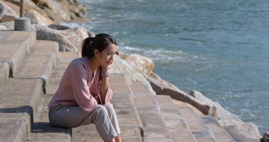 Woman sit at the seaside