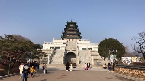 The National Folk Museum of Korea is situated in the center of Seoul. Visitors can learn how Koreans lived from the past to present. Recorded December 22, 2019.