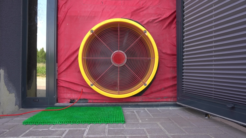 Maclean house of air. Дверь с вентилятором. blower door test. house of air.