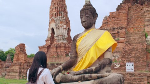 Traveler Asian woman spending holiday trip at Ayutthaya, Thailand, Japanese backpacker female enjoy her journey at amazing landmark in traditional city. Lifestyle women travel holidays concept. ஸ்டாக் வீடியோ
