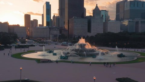Aerial: Tourists at Buckingham Fountain in Grant Park at sunset, Chicago, Illinois, USA. 24 September 2019 