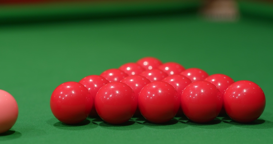 Play snooker ball on table