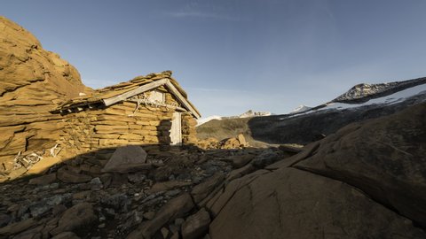 Olivine rock hut in Trollkyrkjebotn