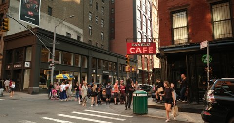 Редакционное стоковое видео: Manhattan, New York - September 19, 2019: People walk along the fashion stores and trendy restaurants along Mercer Street in the downtown Soho district of Midtown Manhattan New York City USA.