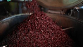 Alembic filling of grape pomace for grappa production