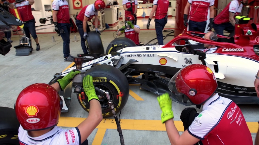 Пит стоп сочи. Льюис Хэмилтон 2023. Yokohama Formula 3 Pit stop. Формула 1 Ferrari. Формула 1 2023.