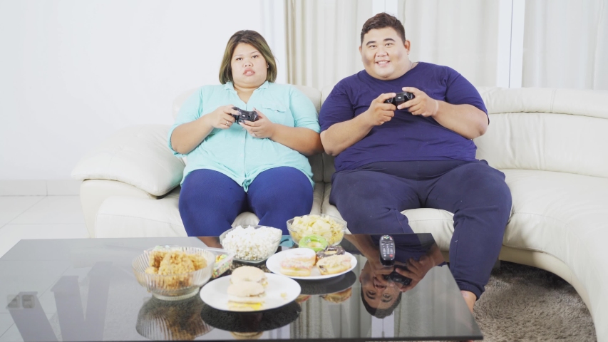 happy fat couple playing video games: Stockvideók (100%-ban jogdíjmentes) 1...
