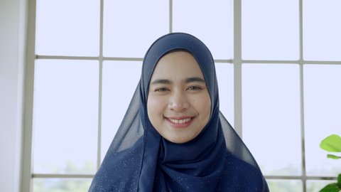 Arab or Muslim women, teenagers are smiling. The smile makes you feel relaxed. Happy life Healthy teeth. Mental health concepts And depression Stock Video