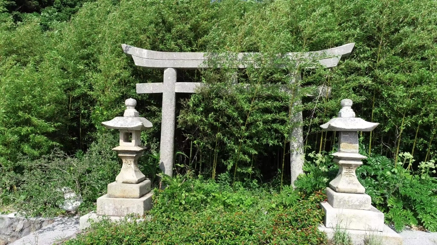 An island that once had a shrine
Currently, only the torii gate remains, leaving the remains of the shrine.
Although no rituals are taking place now, the shrine is worshiped at another shrine.
