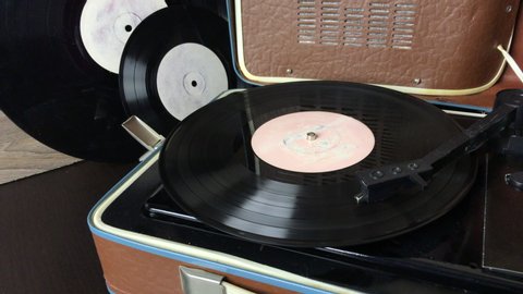 Turntable. The vinyl record rotates. Sound is playing. The rotation of the plate stops.