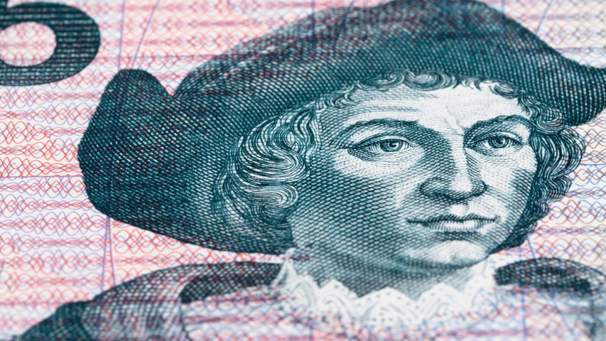 Christopher Columbus portrait on Salvador 5 colones (1997) banknote tracking. Slider shot. Low angle, macro. 4K