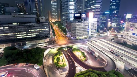 Spinning traffic loops time-lapse outside Shinjuku Station, Shinjuku, Tokyo. Adlı Stok Video