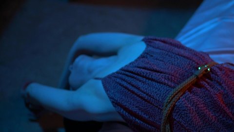 ベッドに横たわるセクシーな女性 モデルは軽いドレスを着ている 暗い部屋で親密な雰囲気 若い女の子は性的にベッドに入り カメラをのぞき込む の動画素材 ロイヤリティフリー Shutterstock