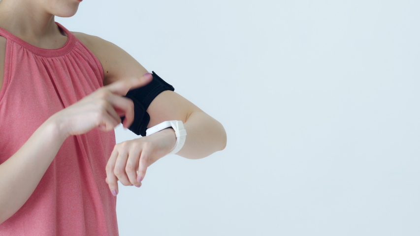 Young woman using wearable equipments.