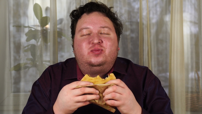 man bytes big burger portrait eating Arkivvideomateriale (100 % royaltyfrit...