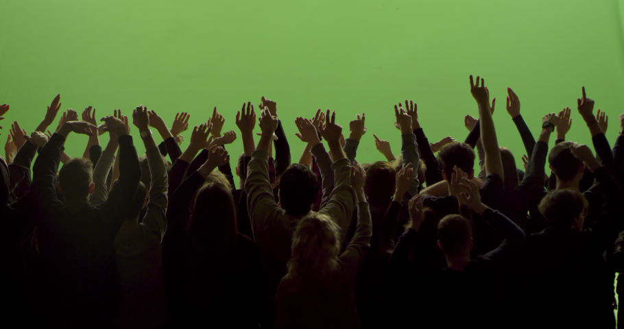 Толпа хромакей. Толпа хромакей. Зрители силуэт. Футаж людей на концерте. Толпа с поднятыми руками.