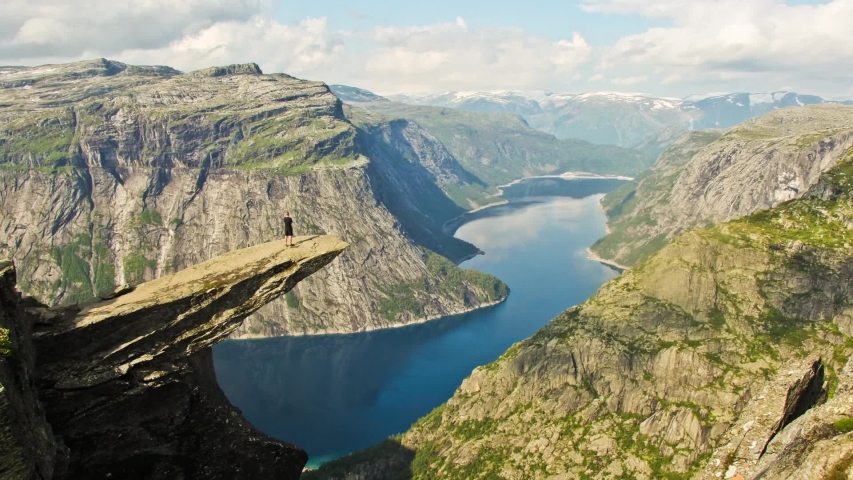 Timelapse of people posing in Trolltunga, the famous hike in Norway.