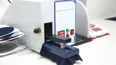 The device for determining the resistance of fabrics to mechanical wear tests samples of various fabrics