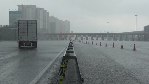 KUALA LUMPUR, MALAYSIA - MAC 24, 2020. An empty highway during heavy rain at the Sungai Besi toll plaza in Kuala Lumpur.