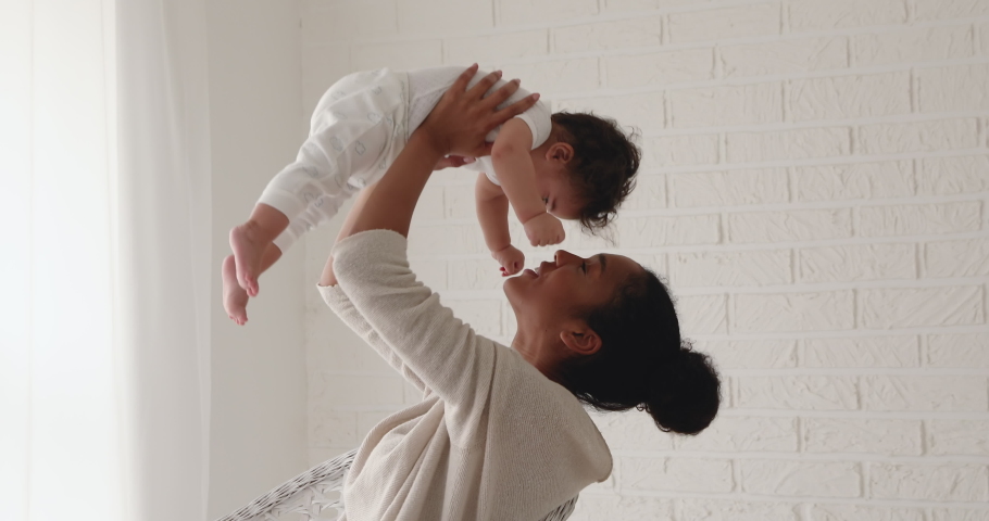 Young African Mother Lifting Cute Video De Stock 100 Libre De Droit Shutterstock