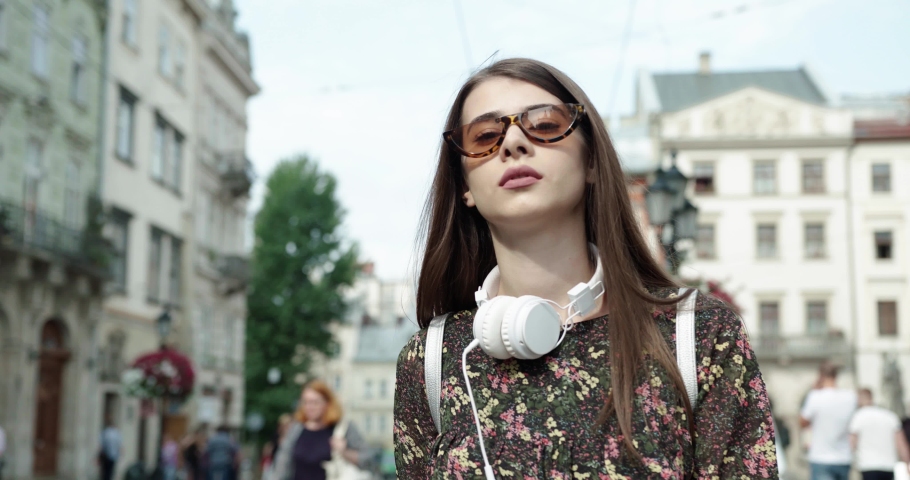 beautiful young woman wolking in the city center.