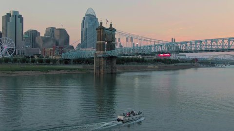 Aerial: Motorboat on the Ohio River & Cincinnati skyline, Ohio, USA. 21 September 2019 