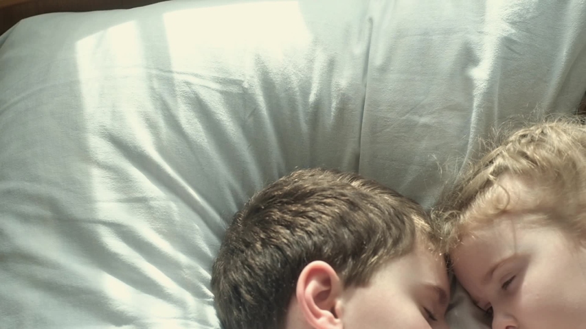 little boy girl sleeping together on: стоковое видео (без лицензионных плат...
