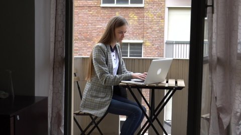 Smart Working, Girl With Laptop Working From Home, Online, Freelance Concept : vidéo de stock